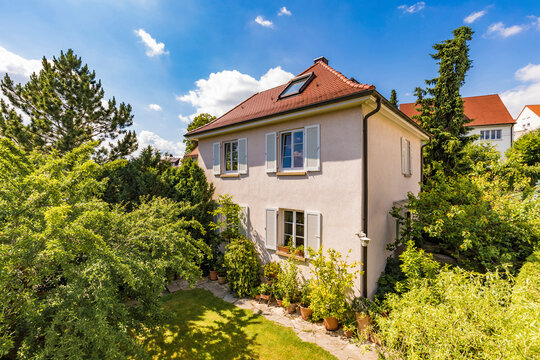 Germany, Baden-Wurttemberg, Stuttgart, Exterior of house in garden