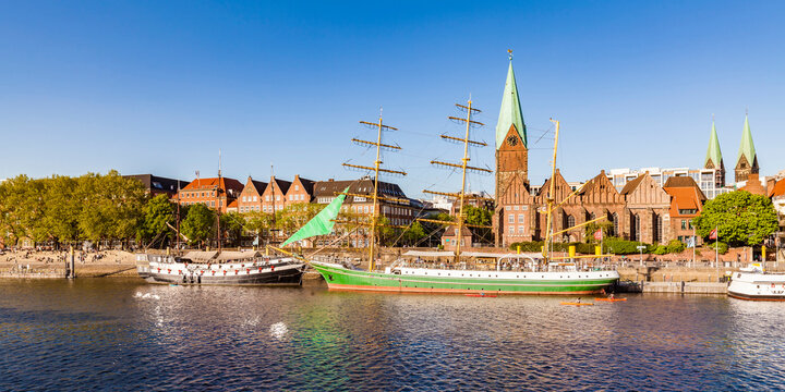 Germany, Free Hanseatic City of Bremen, Schlachte, Weser, Martini landing pier, excursion boats, sailing ship Alexander von Humboldt