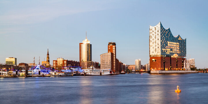 Germany, Hamburg, Elbe Philharmonic Hall and HafenCity