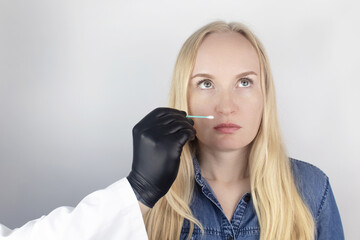 The girl complains to the doctor about the loss of smell. The doctor conducts a sense of smell test. Diagnostics of covid-19. Symptoms of the coronavirus. Quarantine and isolation. Test for sars-cov-2