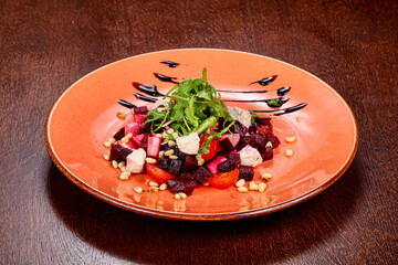 Salad with beetroot and cheese