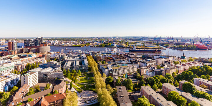 Germany, Hamburg, Viiew over Neustadt, Hamburg harbor and HafenCity