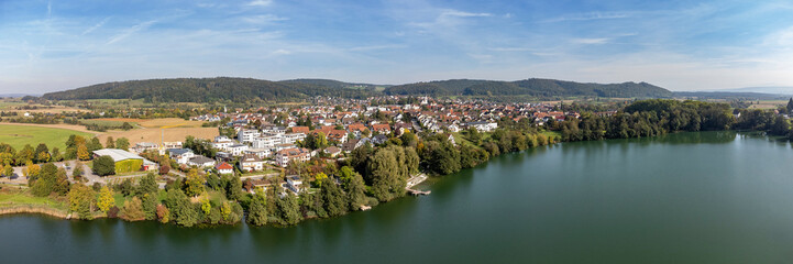 Fototapeta na wymiar Die Gemeinde Steißlingen mit dem Steißlinger See