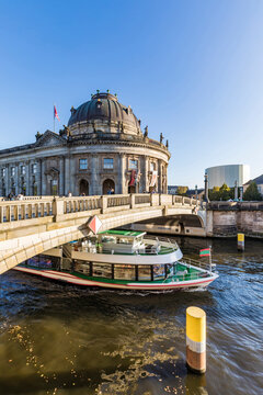 Germany, Berlin, Ferry sailing under bridge in front of&Ocirc;&oslash;&Omega;Bode Museum