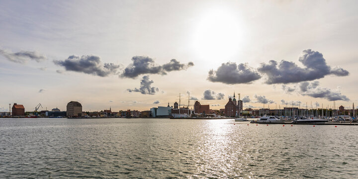 Germany, Mecklenburg-Western Pomerania, Stralsund, Sun setting over harbor of coastal town