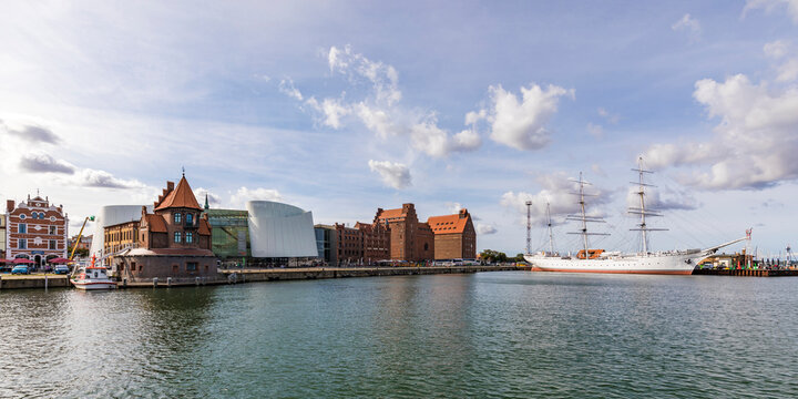 Germany, Mecklenburg-Western Pomerania, Stralsund, Waterfront of coastal town with&Ocirc;&oslash;&Omega;Gorch&Ocirc;&oslash;&Omega;Fock&Ocirc;&oslash;&Omega;ship moored in background