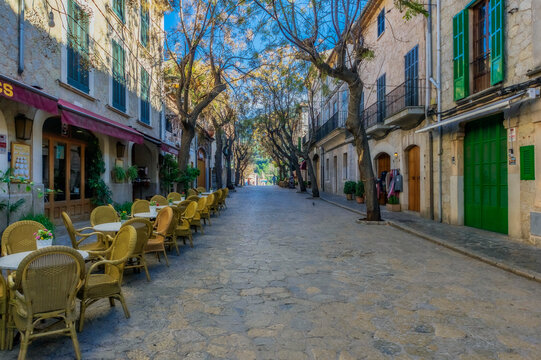 Spain, Baleares, Mallorca, Valldemossa, alley and empty street restaurant