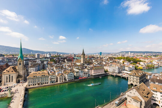 Switzerland, Canton of Zurich, Zurich, River Limmat flowing through old town of Zurich