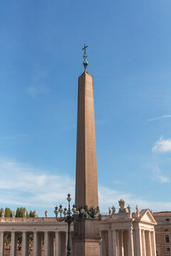 Italy, Rome,&Ocirc;&oslash;&Omega;Vaticano obelisk with colonnade in background