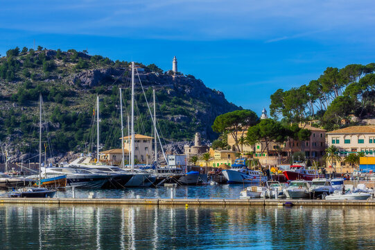 Spain, Mallorca, Port de Soller, view to harbour