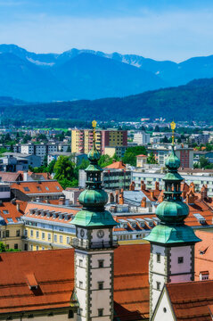 Austria,&Ocirc;&oslash;&Omega;Carinthia,&Ocirc;&oslash;&Omega;Klagenfurt&Ocirc;&oslash;&Omega;am&Ocirc;&oslash;&Omega;Worthersee, High angle view of city with state parliament towers