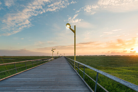 Germany, Sankt Peter Ording, boardwalk in sunset