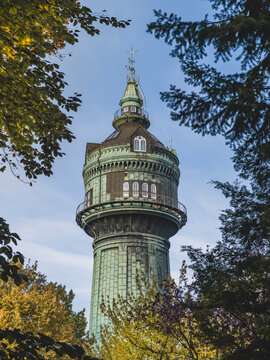 Germany, Hamburg, Lokstedt, Wasserturm in autumn