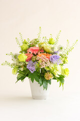 ガーベラや薔薇などフラワーアレンジメント