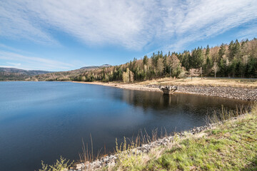 Trinkwassertalsperre in Frauenau im Bayerischen Wald mit Ablauf Überlauf im Sommer mit wenig...