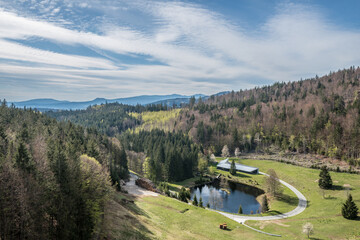 Trinkwassertalsperre Frauenau mit Blick in Richtung Alpen im Bayerischen Wald im Sommer mit...