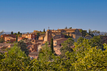 Fototapeta na wymiar vue du village de Roussillon dans le Vaucluse