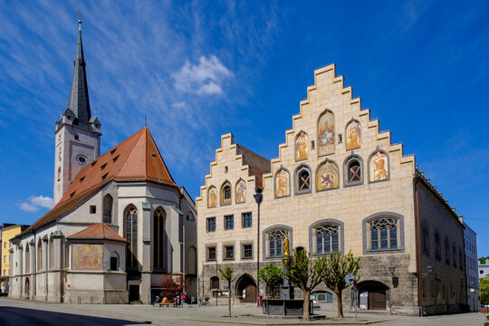 Germany, Bavaria, Upper Bavaria, Wasserburg am Inn, Marienplatz, Town Hall and Church of Our Lady