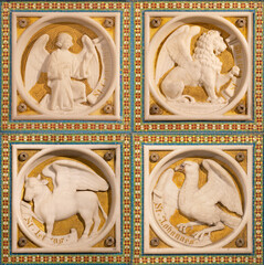 VIENNA, AUSTIRA - JUNI 24, 2021: The relief of Four Evangelists on the sidealtar of Votivkirche cathedral from 19. cent. - obrazy, fototapety, plakaty