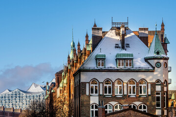 Obraz premium Speicherstadt in Hamburg with snow on the roofs on a winter day with blue sky