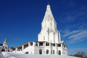 Obraz premium MOSCOW, RUSSIA - February, 2021: Winter day in the Kolomenskoye estate. Church of the Ascension