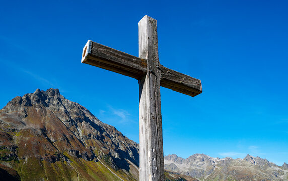 Austria, Vorarlberg, Silvretta, summit cross on Bielerhoehe