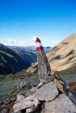 Austria, Salzburg State, High Tauern National Park, Zillertal Alps, cairn with marking