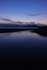 Fototapeta na wymiar マジックアワーの瀬戸内海の景色　山口県光市の夕日のヒカリと輝き