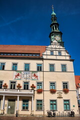 Fototapeta premium pirna, deutschland - rathaus mit sonnenuhr an der südseite