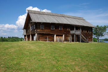 Obraz premium Kizhi, Karelia, Russia - July, 2021: Traditional northern wooden houses on the territory of the Kizhi Museum
