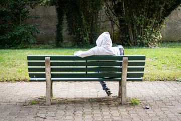 silhouette d'une personne assise sur un banc