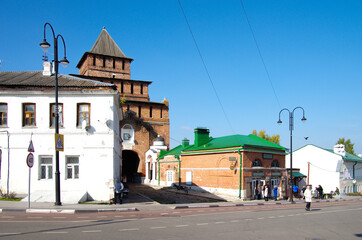 Fototapeta na wymiar Kolomna, Russia - October, 2021: The Pyatnitsky Gate of the Kolomna Kremlin and the Kalachnaya store
