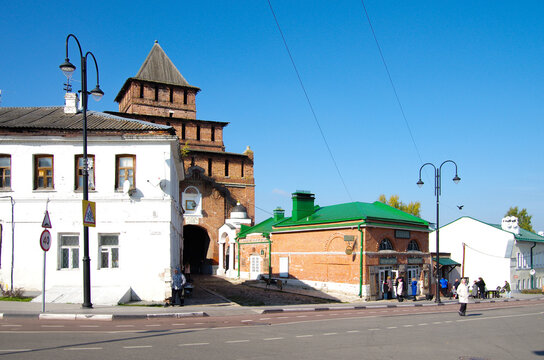 Kolomna, Russia - October, 2021:  The Pyatnitsky Gate of the Kolomna Kremlin and the Kalachnaya store