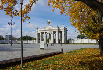 Obraz premium Moscow, Russia - September, 2021: Arch of the main entrance of VDNKh on a sunny autumn day