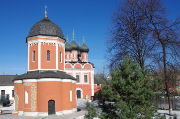 Obraz premium Moscow, Russia - March, 2021: Vysokopetrovsky Monastery or High Monastery of St Peter is a Russian Orthodox monastery in the Bely Gorod area of Moscow