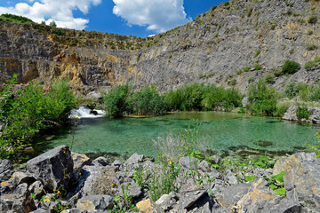 Gewässer in einem Kalksteinbruch // Pond in a Limestone quarry