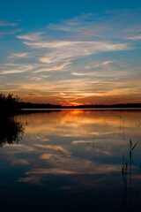 Fototapeta na wymiar Zachód słońca nad mazurskim jeziorem, mazurskie jezioro z zachodem słońca 