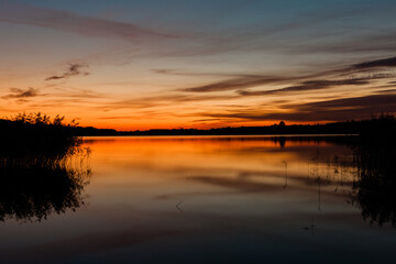 Naklejka na ściany i meble Zachód słońca nad mazurskim jeziorem, mazurskie jezioro z zachodem słońca 