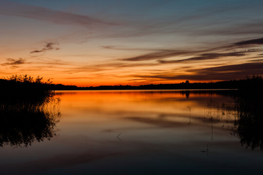 Zachód słońca nad mazurskim jeziorem, mazurskie jezioro z zachodem słońca © Ianu Arius