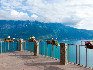 Aussichtsterrasse im Bergdorf Pieve in der Gemeinde Tremosine sul Garda mit Blick in den Süden auf den Gardasee