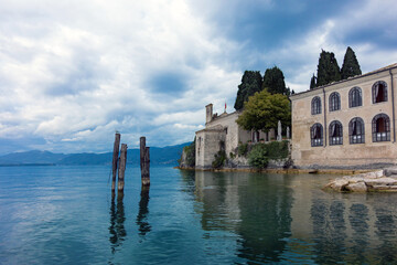 Blick auf die Punta di San Vigilio bei Garda am Gardasee in Italien