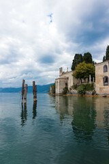Blick auf die Punta di San Vigilio bei Garda am Gardasee in Italien