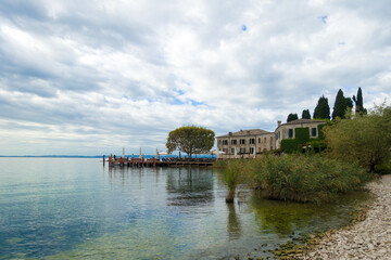 Fototapeta na wymiar Blick auf die Punta di San Vigilio bei Garda am Gardasee in Italien