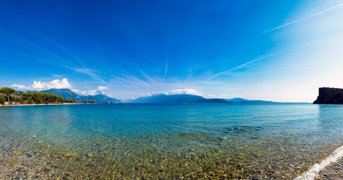 Panorama Landschaft mit Blick aus der Bucht von Manerba del Garda auf den Gardasee