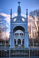 Das Gustav-Adolf-Denkmal vor der Kapelle der Gustav-Adolf-Gedenkstätte in Lützen.