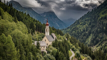 Fototapeta na wymiar Wallfahrtskirche Kaltenbrunn im Kaunertal/Österreich
