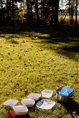 kempingowe naczynia suszące sie na trawie w słońcu, kemping w letni słoneczny dzień