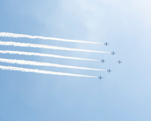 空に５本の飛行機雲を作る飛行機隊
