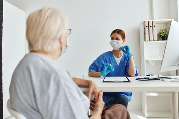 Obraz premium elderly woman and doctor professional examination health care