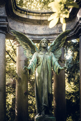 Engel Statue auf einem Friedhof Hochformat